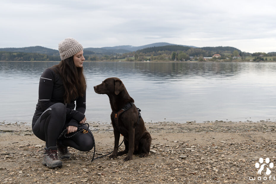 Foto van Nora en mij aan een meer. Ze draagt het Rock harnas en de verstelbare leiband rock.