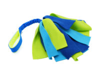 Productafbeelding van Floche, het puppy speeltje van samengeknoopte fleece stroken in donkerblauw, lichtblauw en lichtgroen.