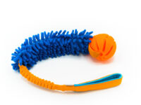 Productafbeelding van het trekspeeltje Jack van Zayma Craft, met een blauw microvezel mop-gedeelte, een oranje handvat met zachte blauwe voering, en een sterke sum-plast spiraalbal.