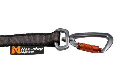 Close-up van de musketon met twist-lock karabijnhaak op de verstelbare Touring Bungee leiband.