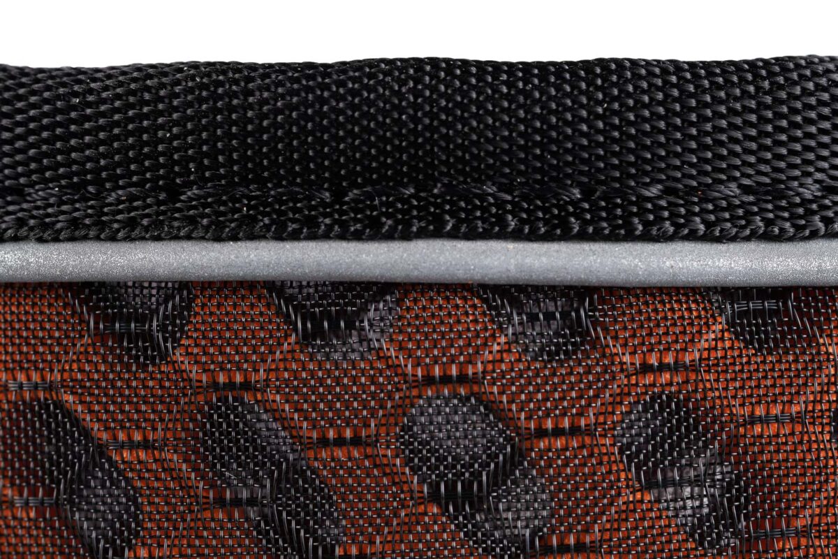 Close-up van de HexiVent stof en de reflecterende strip op de Rock Halsband.