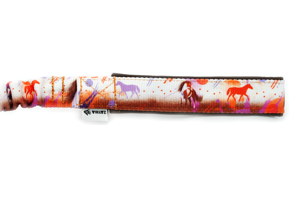 Hondenspeelgoed schapenvacht handvat Indy paard Detailfoto van de handgreep van het Indy bungee speeltje voor honden met paardenpatroon (war horse)