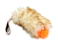 Afbeelding van het Indy trekspeeltje uit schapenvacht, gemaakt door Zayma Craft uit Polen, met een mouflon-kleurige vacht, een "war horse" print op het handvat, en een sum-plast spiraalbal.