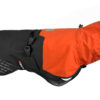 Productafbeelding van de Fjord regenjas van non-stop dogwear voor een hond. Kleuren zijn oranje en zwart.