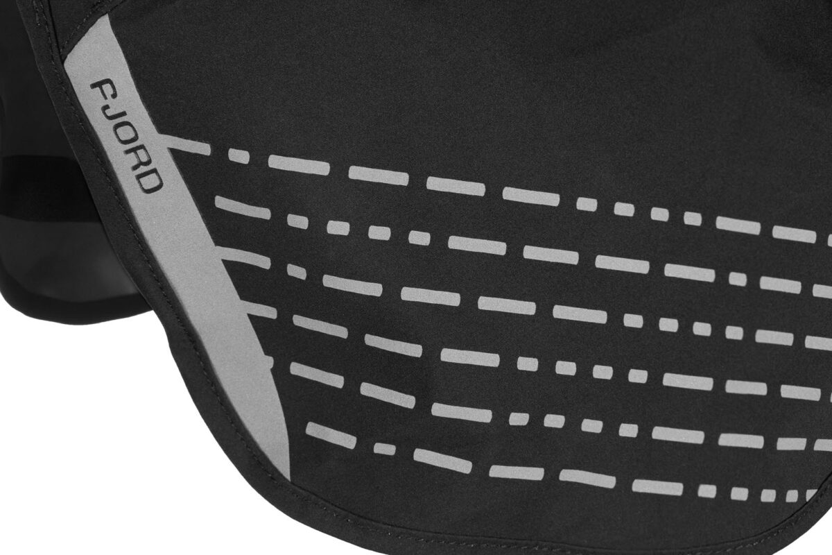 Detailfoto van de reflecterende strips op de Fjord regenjas.