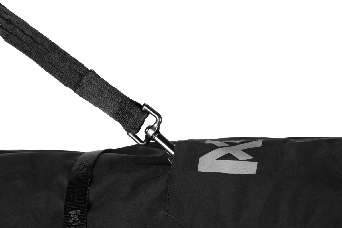 Detailfoto van de opening in de Fjord regenjas waar de leidband doorheen kan om aan een harnas te bevestigen.