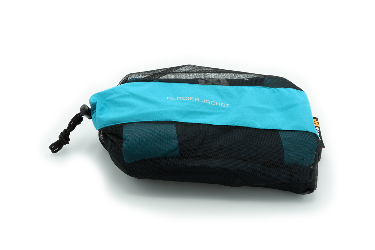 Productfoto van de Glacier 2.0 hondenjas in de compressiezak. Handig om zo in je bagage mee te nemen!