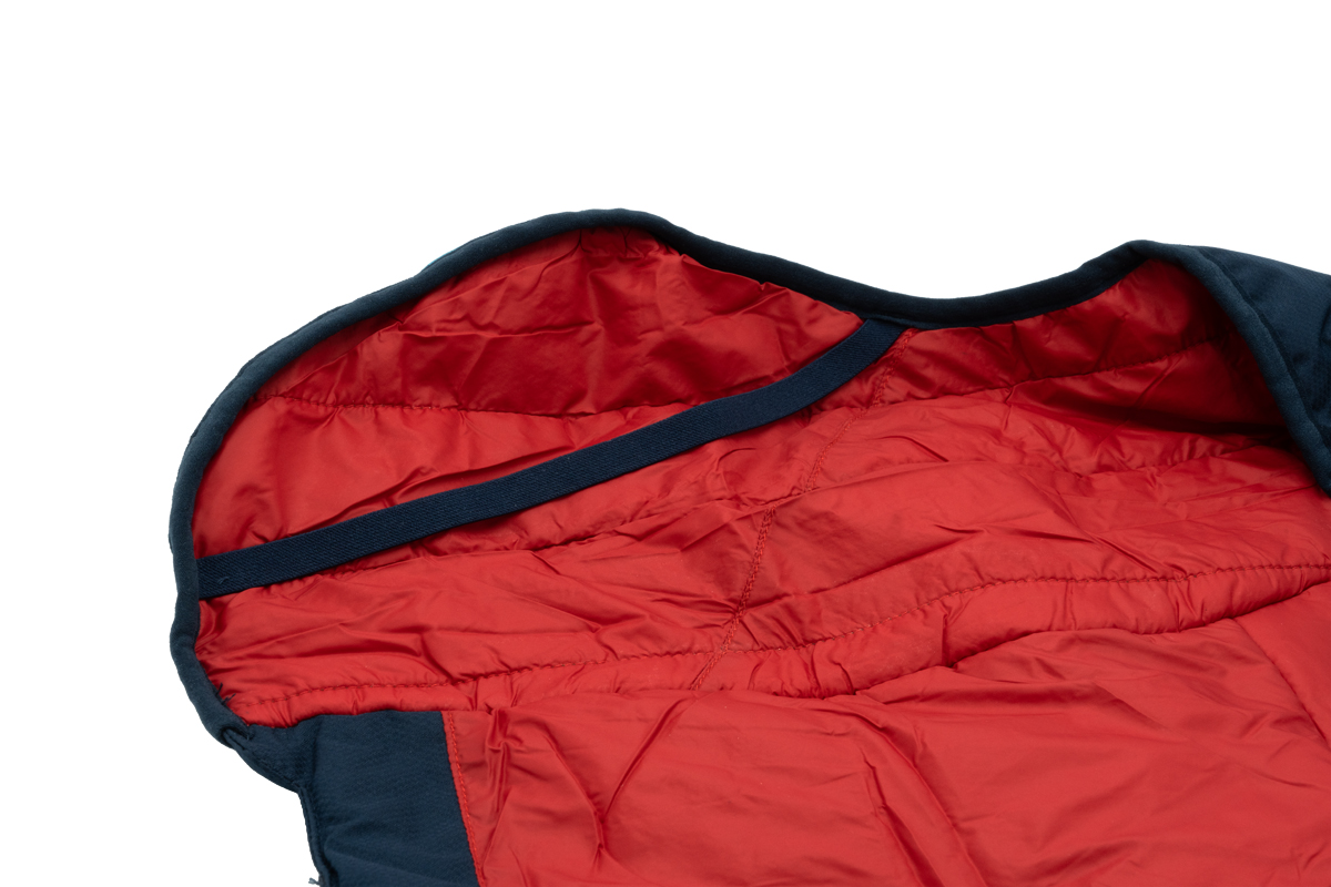 Detailfoto van de beenriem van de Glacier 2.0 jas voor honden. Deze detailfoto is van de blauwe variant van de jas.