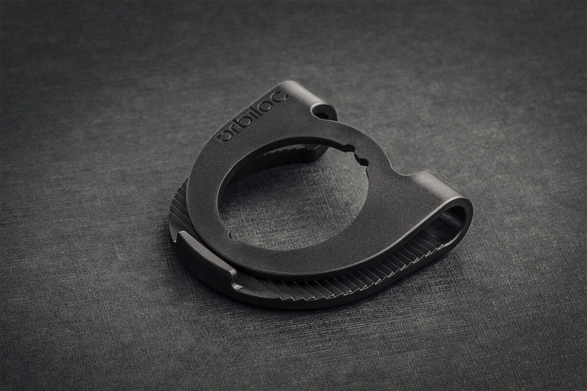 Productfoto van de Orbiloc Clip op een zwarte achtergrond
