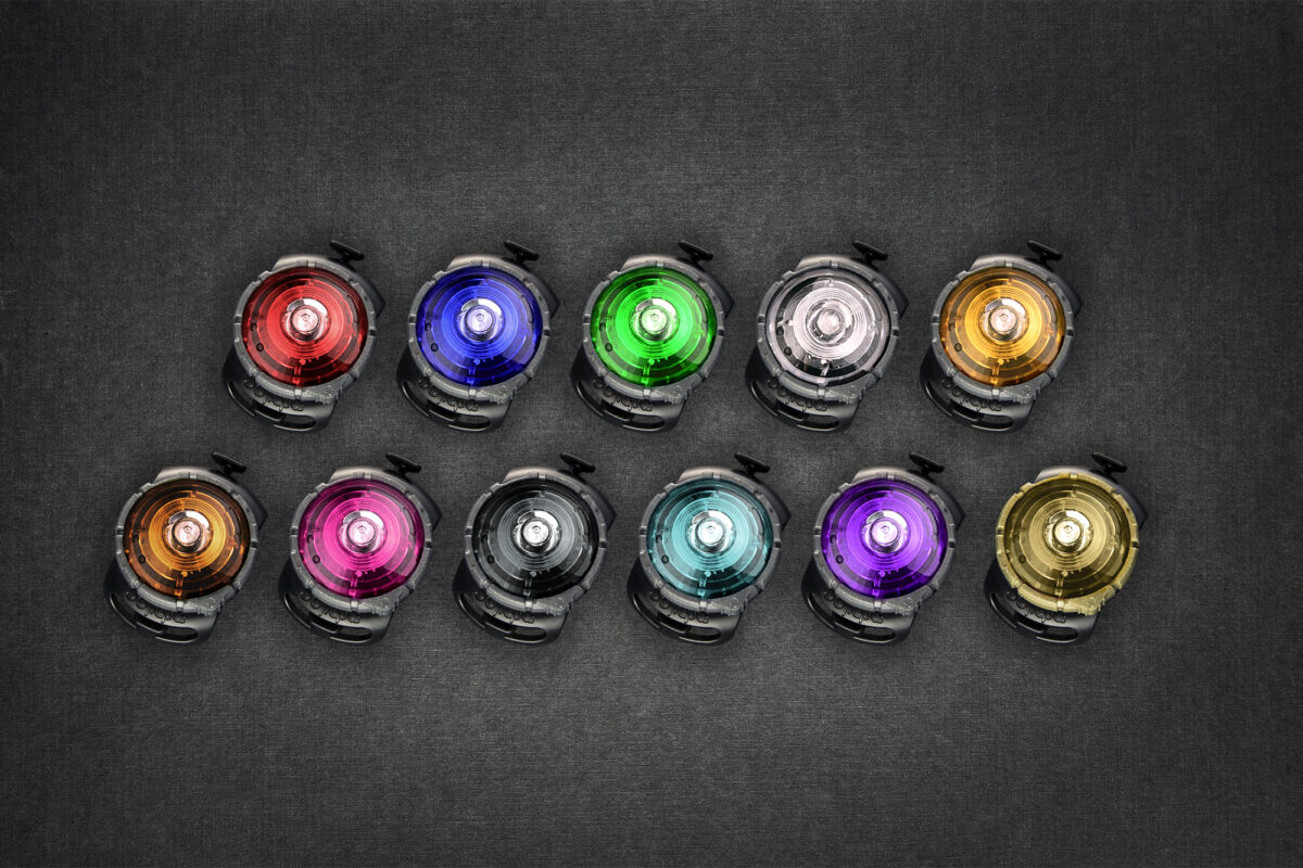 Overzicht van mogelijke Orbiloc Dog Dual kleuren op een donkere achtergrond.