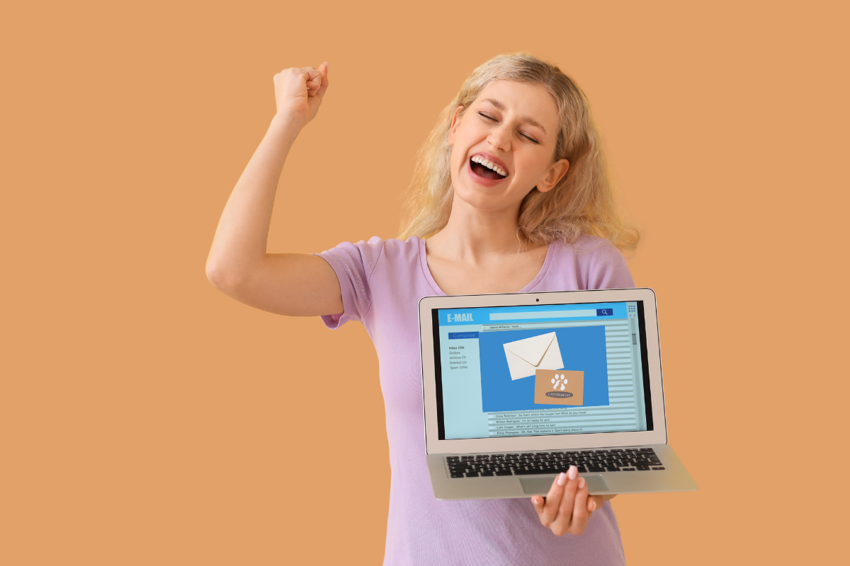 Blije vrouw met laptop krijgt via e-mail een digitale cadeaubon van webshop Woofit.