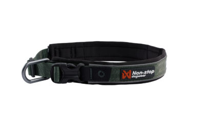 "Groene Non-stop dogwear Roam hondenhalsband op witte achtergrond, productfoto