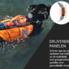 Zwemmende zwarte hond met reddingsvest. Extra informatie over de drijvende panelen van het Protector Life Jacket in het Nederlands zichtbaar op de foto.