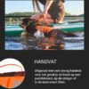 Dame op paddleboard tilt zwemmende pomeriaan met handvat van hondenzwemvest uit het water. Tekst met informatie over het handvat zichtbaar op de foto.
