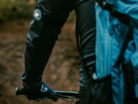 Fietser met Orbiloc sports kit (armband en clip) en koud wit veiligheidslicht.