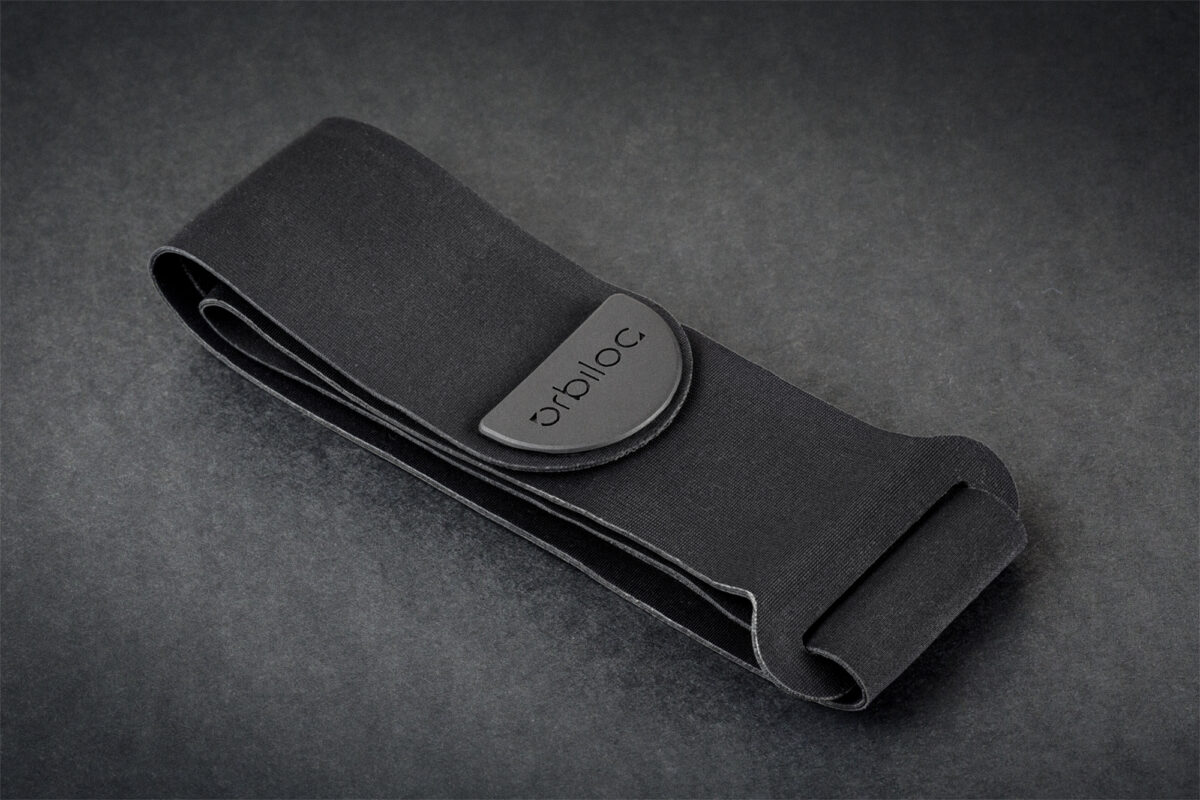 Orbiloc sports kit armband op een zwarte achtergrond.