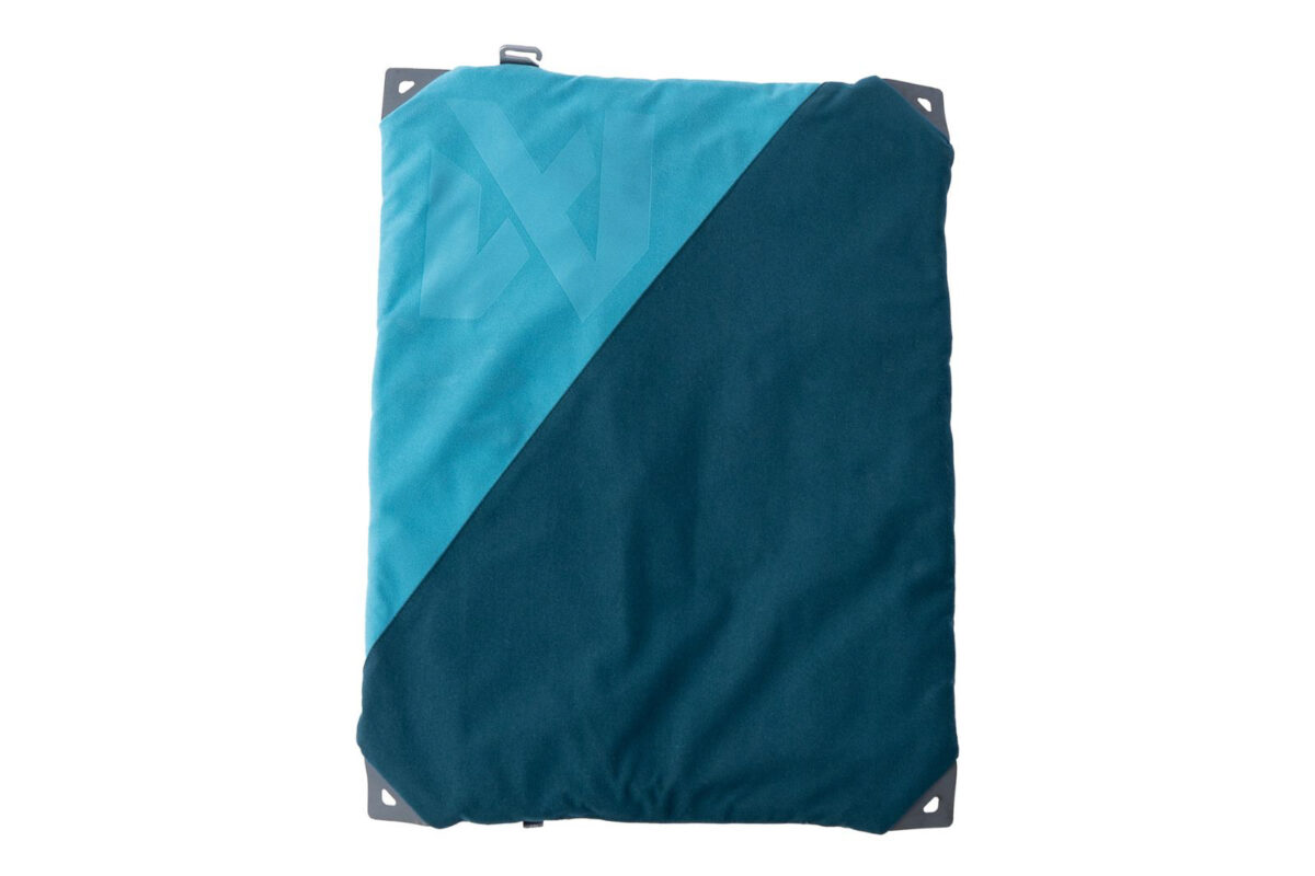 Trekking Dog Bed Teal Productafbeelding van het trekking dog bed (hondenmat) van Non-stop dogwear in het blauw navy-teal op een witte achtergrond.