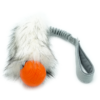 Grijs speelgoed voor honden met oranje bal met imitatiebont op een witte achtergrond.