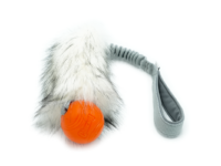 Grijs speelgoed voor honden met oranje bal met imitatiebont op een witte achtergrond.