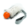 Hondenspeeltje met bal en bungee handvat van imitatiebont, productfotografie op witte achtergrond.