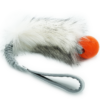 Grijs trekspeeltje voor hondentraining met imitatiebont en oranje Chuckit! Strato ball, geschikt voor agility.