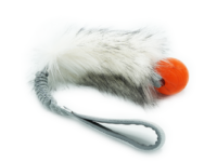 Grijs trekspeeltje voor hondentraining met imitatiebont en oranje Chuckit! Strato ball, geschikt voor agility.