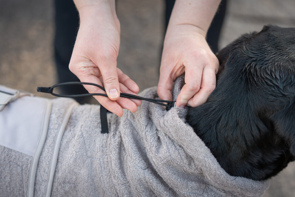 Detailfoto van de sluiting aan de nek van de Drying Coat van Non-stop dogwear.