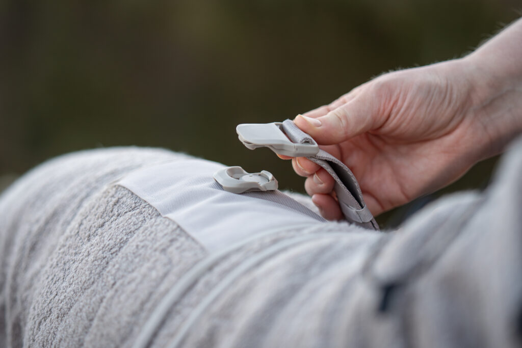 Detailfoto van de magnetische gesp op de Drying Coat van Non-stop dogwear