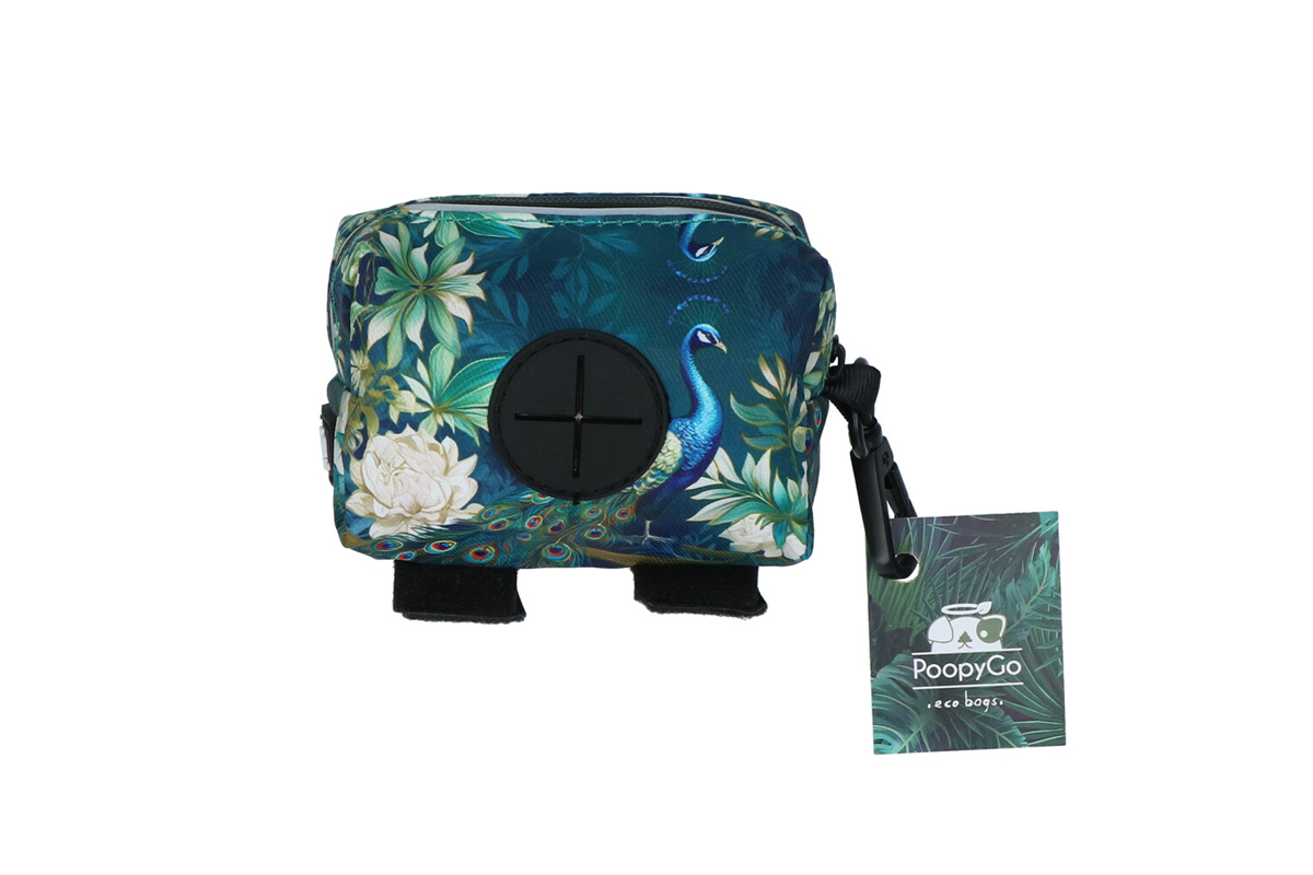 2025-06-04 Eco Bag Pauw Blauw Voorkant JPG Voorkant van de stoffen houder "Poopygo Eco Bag" om poepzakjes in te steken, met een blauwe print van bloemen, planten en een pauw. Dit is de voorkant.