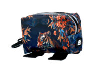 Productafbeelding van de Poopygo Eco Bag poepzakjeshouder met tijgerprint in het regenwoud. De kleuren zijn donkerblauw en oranje.