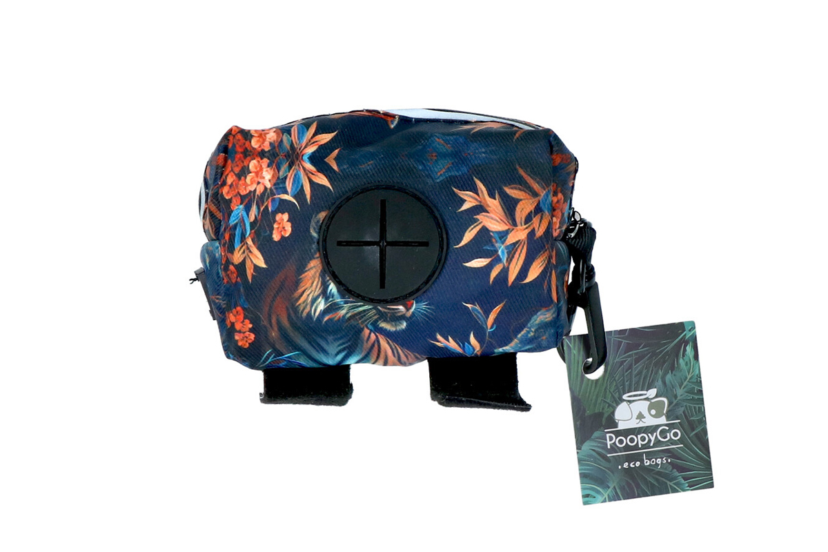 2025-06-04 Eco Bag Tijger Voorkant JPG Voorkant van de poepzakjeshouder Poopygo Eco Bag waarbij je de opening kunt zien waarlangs de poepzakjes naar buiten zullen komen. Tijgerprint.