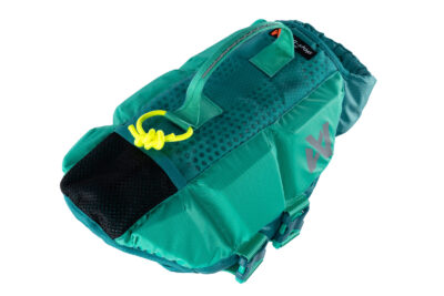 Bovenaanzicht van de hondenreddingsvest van Non-stop dogwear in het appelblauwzeegroen.