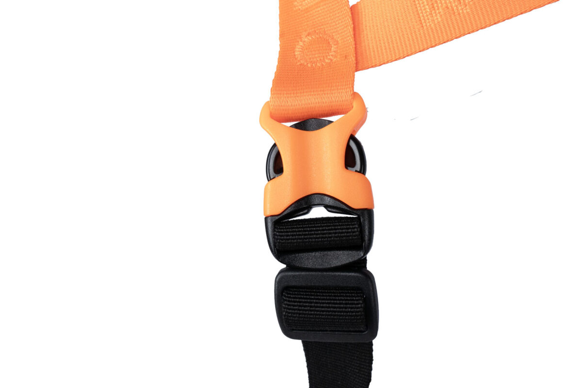 Detailfoto van de duraflex buckle van het oranje Non-stop dogwear Rush harness