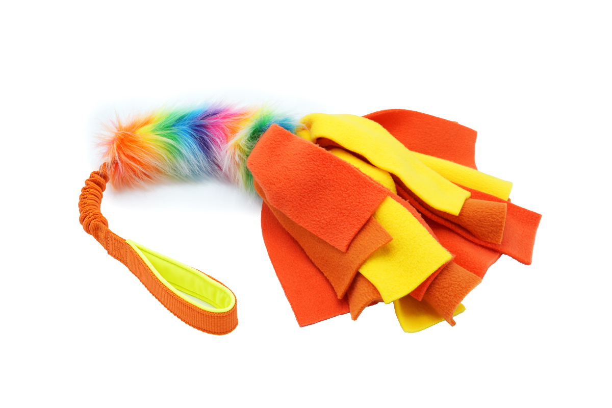 Kleurrijk trekspeeltje voor je hond met imitatiebont in het oranje, geel en regenboogkleuren.