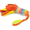 Hondenspeeltje in meerdere kleuren: fleece stroken in het oranje en geel, een middenstuk van imitatiebont in regenboogkleuren en een elastisch en zacht handvat in geel en oranje.