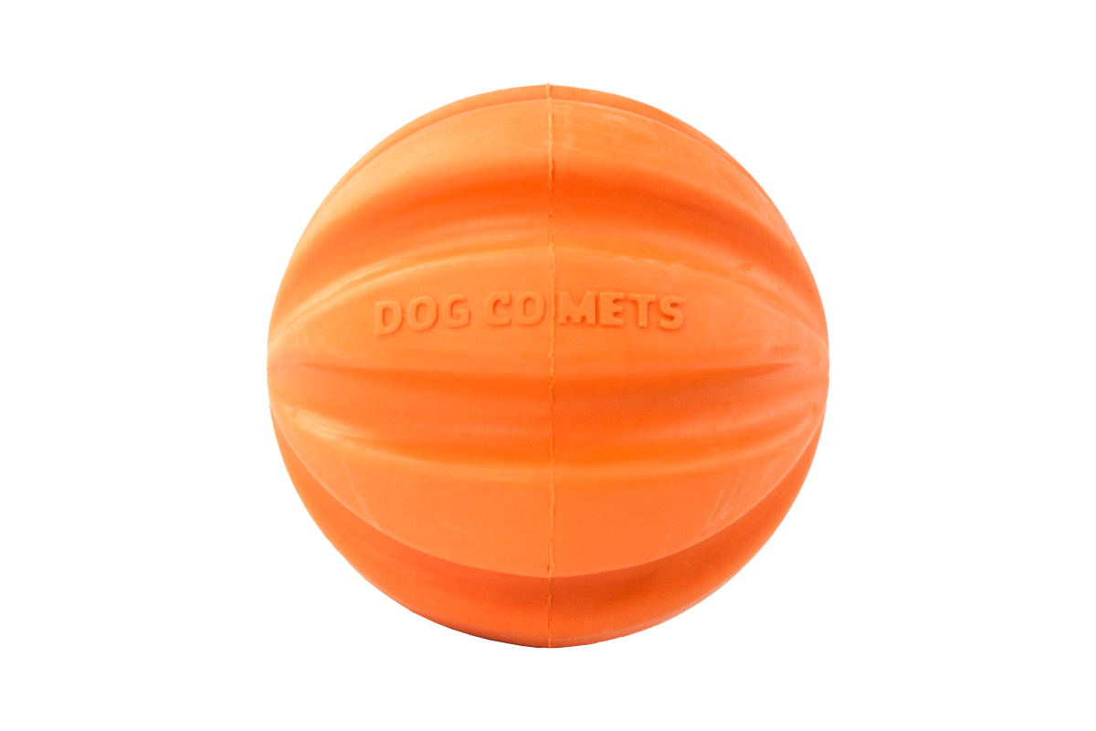 Afbeelding van de Swift Tuttle stuiterbal voor je hond van natuurlijk rubber in de kleur oranje.