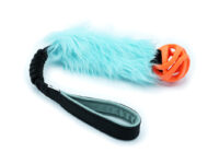 Productfoto van een agility hondenspeeltje met lichtblauw imitatiebont, een zwart handvat en een oranje bal met openingen.